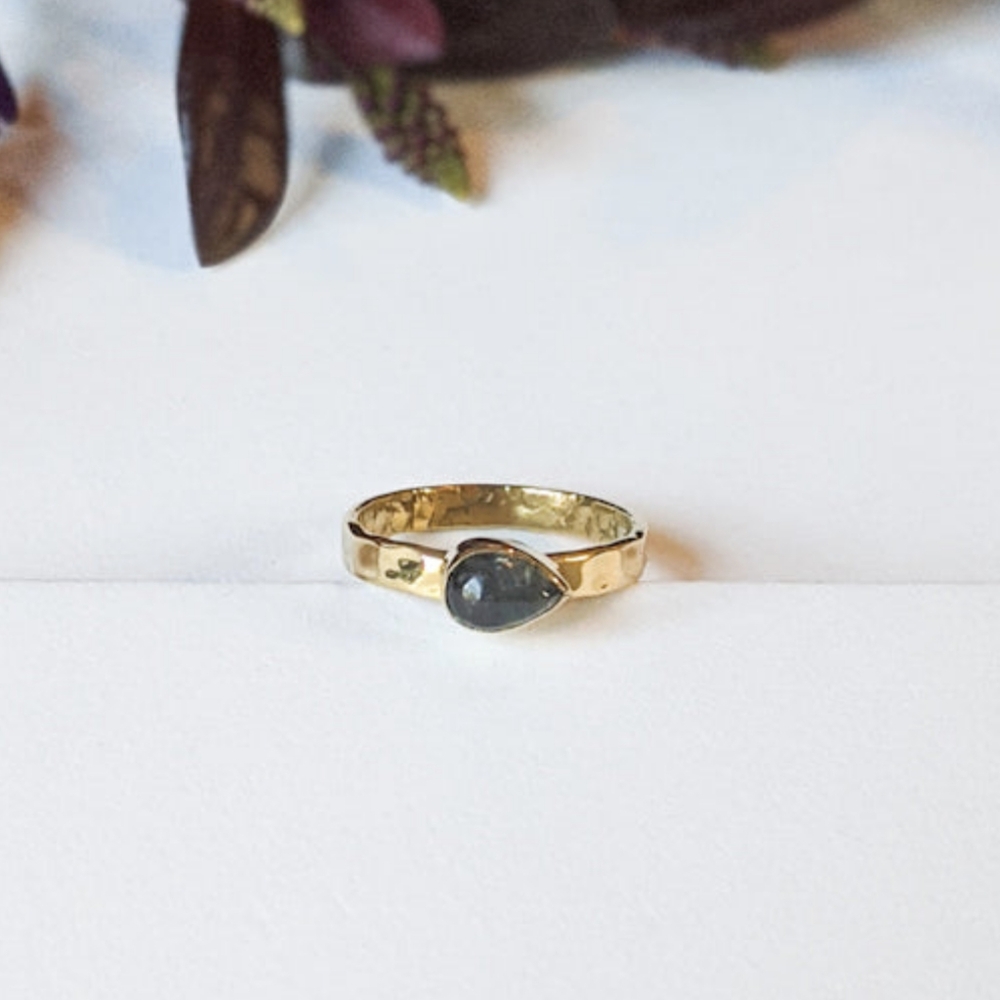 NWT Baizaar Teardrop Labradorite Hammered Stacking Ring, Size 7 - Picture 3 of 5